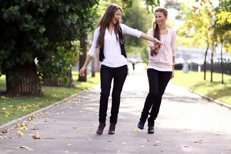 Почему без подруг. Подруги гуляют. Две девушки на прогулке. Прогулка с подругой. Две девочки гуляют.