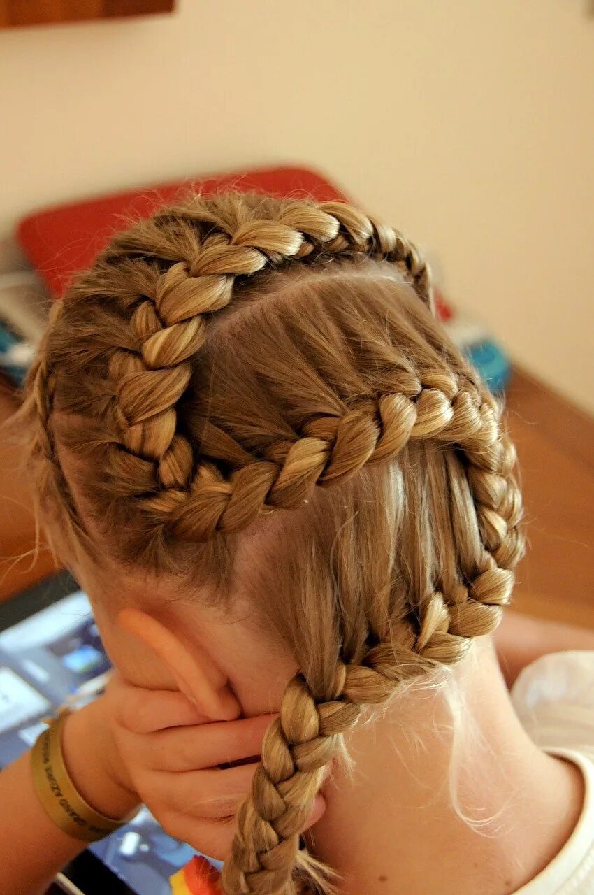 Колосок прическа для девочки. Плетение корзинка на волосах. Плетение волос для девочек. Плетение косичек для девочек.