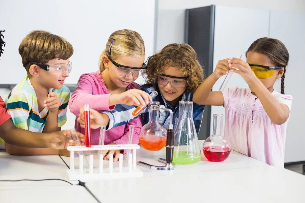 Научные эксперименты для детей. Химические опыты для детей. Эксперимент для дете. Дети проводят опыты.