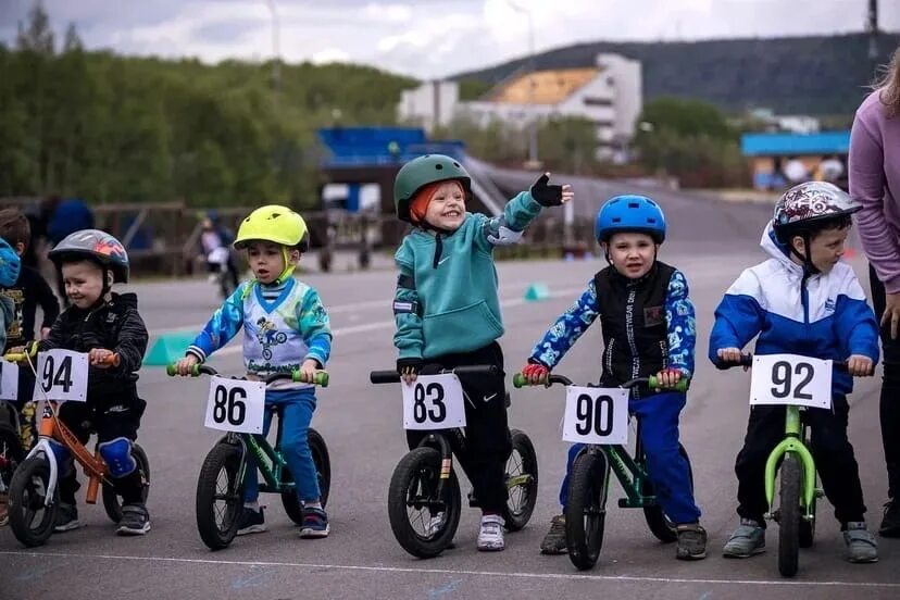 7 в гонках участвуют 10 спортсменов. Беговелы тренировки. Bikeme Мурманск. Велосипедисты участвовали в гонках 3 дня в первый день.