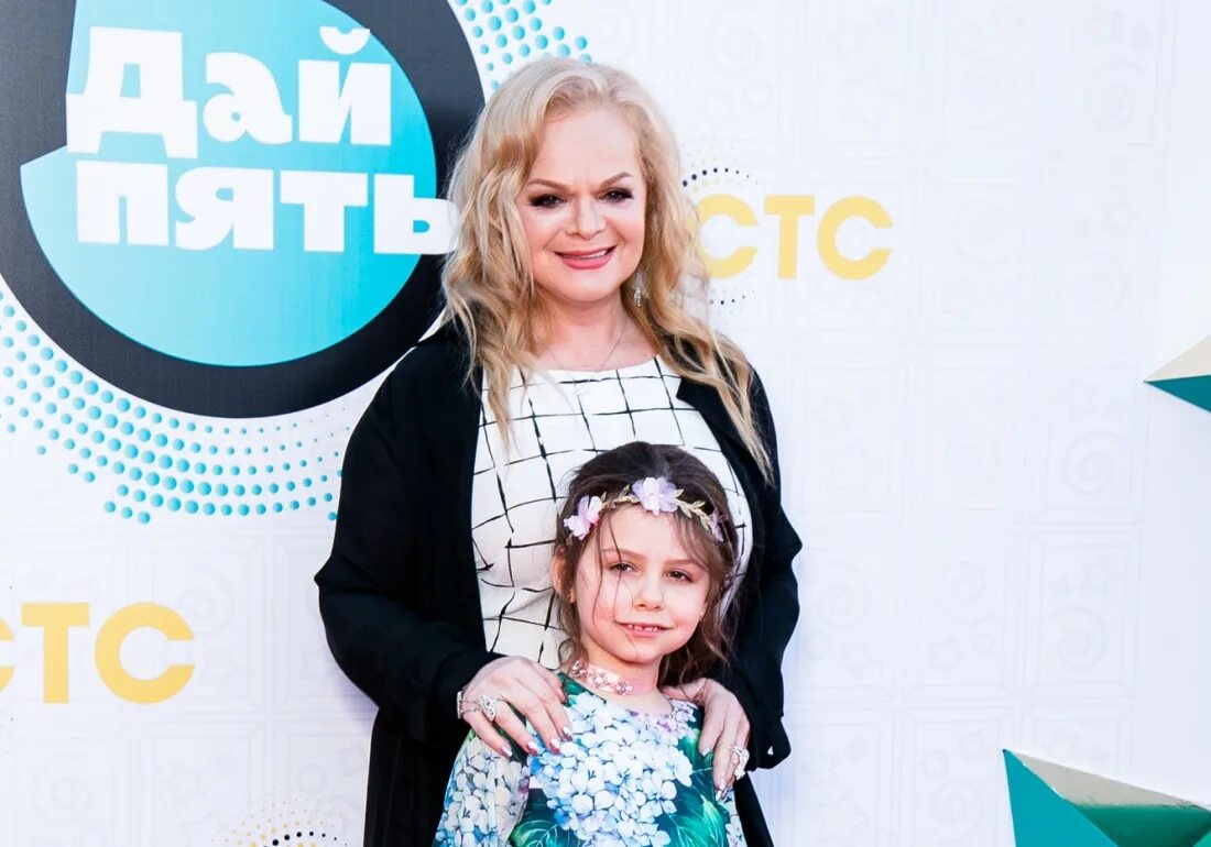 саша долина. дочка ларисы долиной фото. лариса долина дочь и внучка. лариса долина дочь и внучка. ангелина миончинская дочь ларисы долиной.