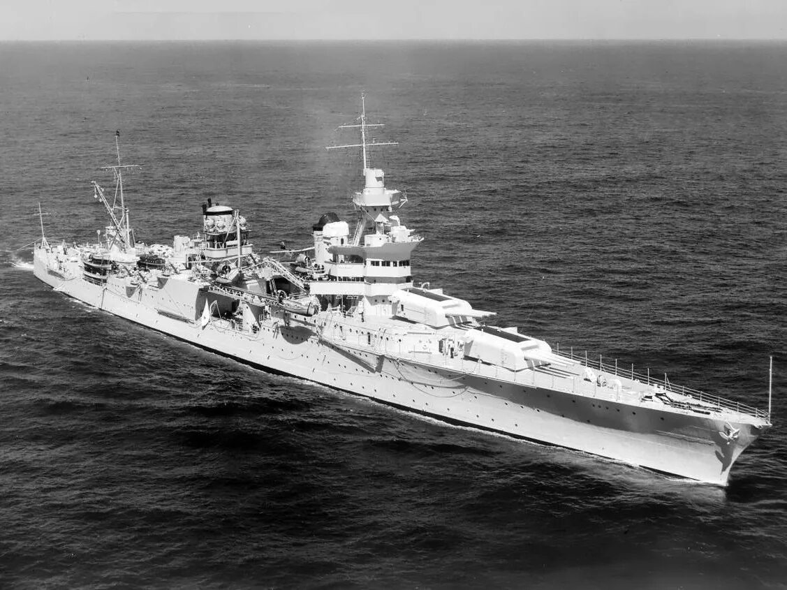 Крейсер индианаполис 1945. Крейсер индианаполис 1945. Uss indianapolis ca-35. Uss indianapolis крейсер. Индианаполис крейсер акулы.
