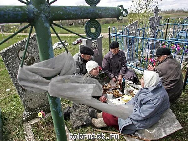 Можно на троицу ходить на могилки