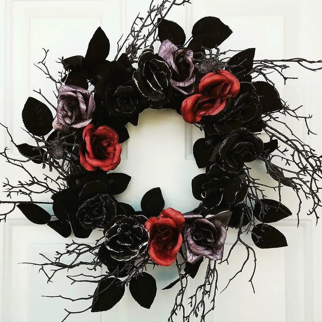 Венок из чёрных роз. Увядший венок. Венки на черном фоне. Венок нарисованный. Черный венок.