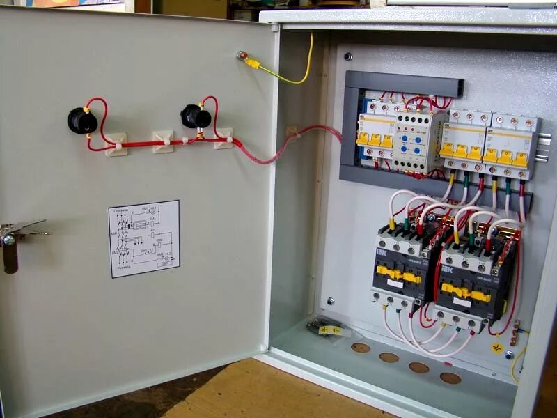 Щит авр 6-20кв. Узип схема подключения 3 фазы. Стоит на вводе и. Щит учёта 220в меркурий. Вводной щиток для гаража схема подключения.