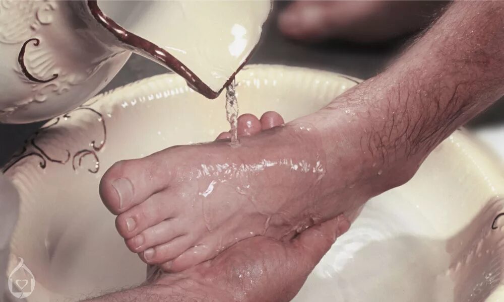 Мыть ноги мужчине