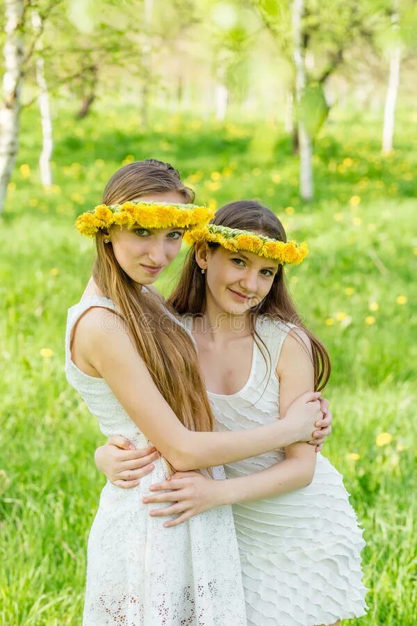 Две подружки и венки из одуванчиков фото. 18 летняя подружка