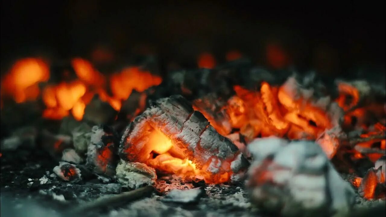 Уголь духовка костер кипяток. Тлеющий уголь. угли тлеют. горящие угли. угли костра.