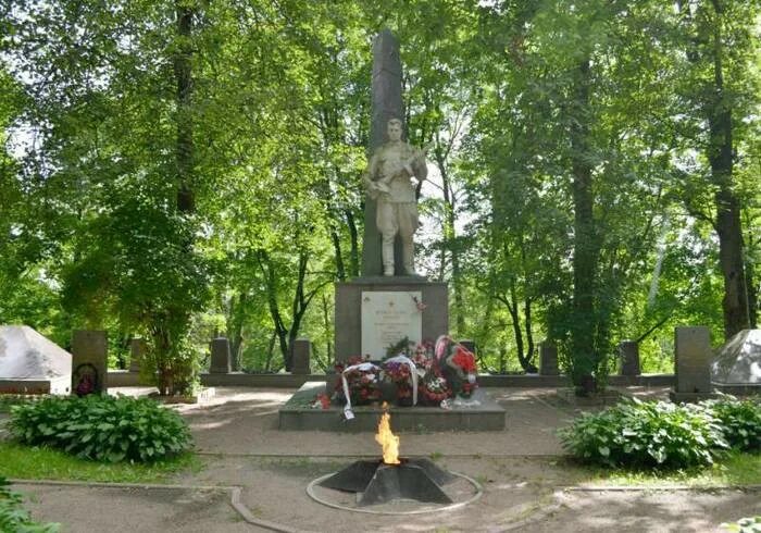 Красное село мемориальный комплекс братская могила. Памятник узникам концлагерей в красном селе. Памятник скорбящей матери красное село. Красное село мемориал братская могила. Красное село мемориал.