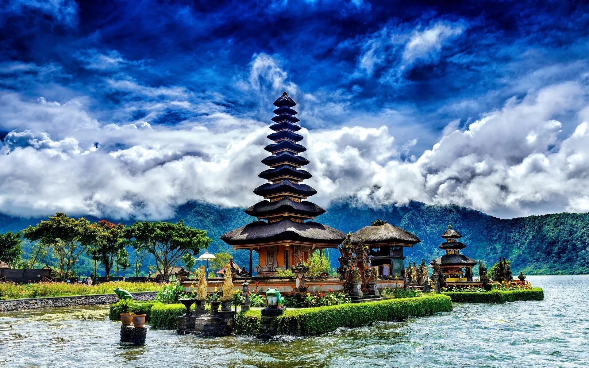 Что такое индонезия. Бедугул храм Бали. Индонезия Бали. Бали (остров в малайском архипелаге). Бали ороллари.