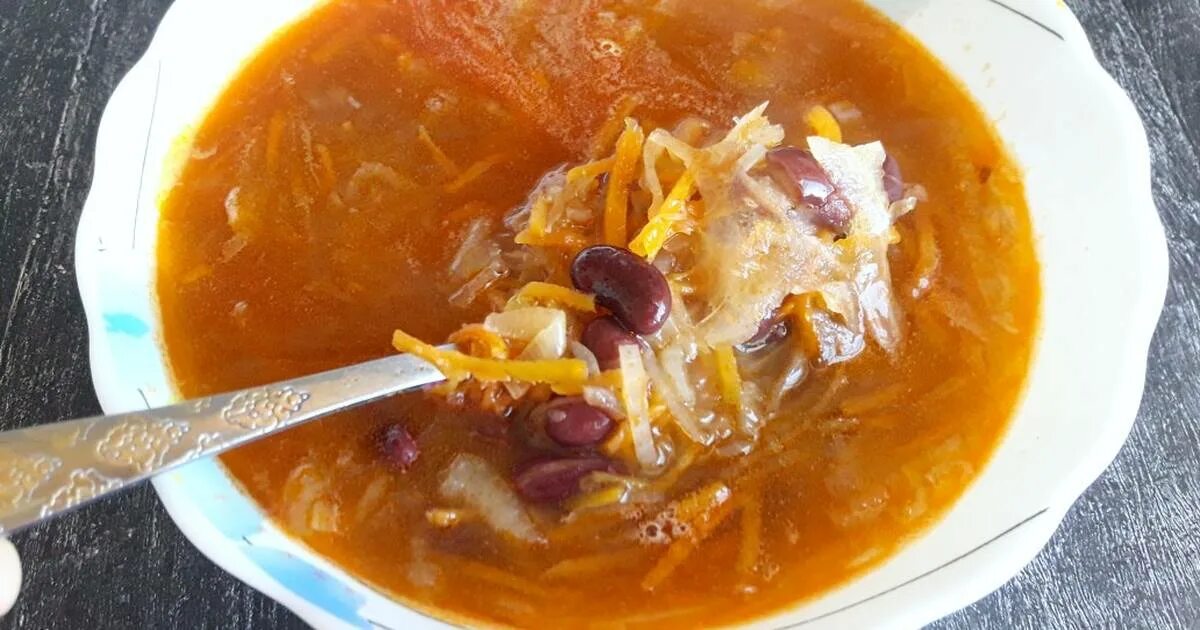 Щи с капустой и фасолью консервированной. Борщ с квашеной капустой и фасолью. щи с квашеной капустой и фасолью. щи из квашеной капусты с фасолью. щи с фасолью и капустой.