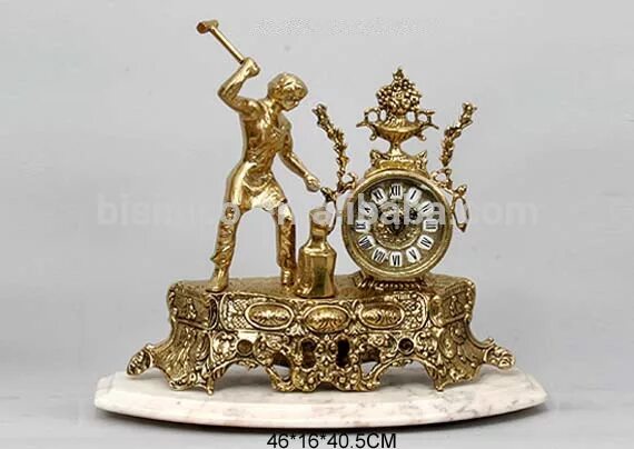 настенные часы с кузнецом и наковальней. часы с кузнецом и наковальней. настенные часы с кузнецом. кузнец и наковальня на часах. средневековый кузнец.