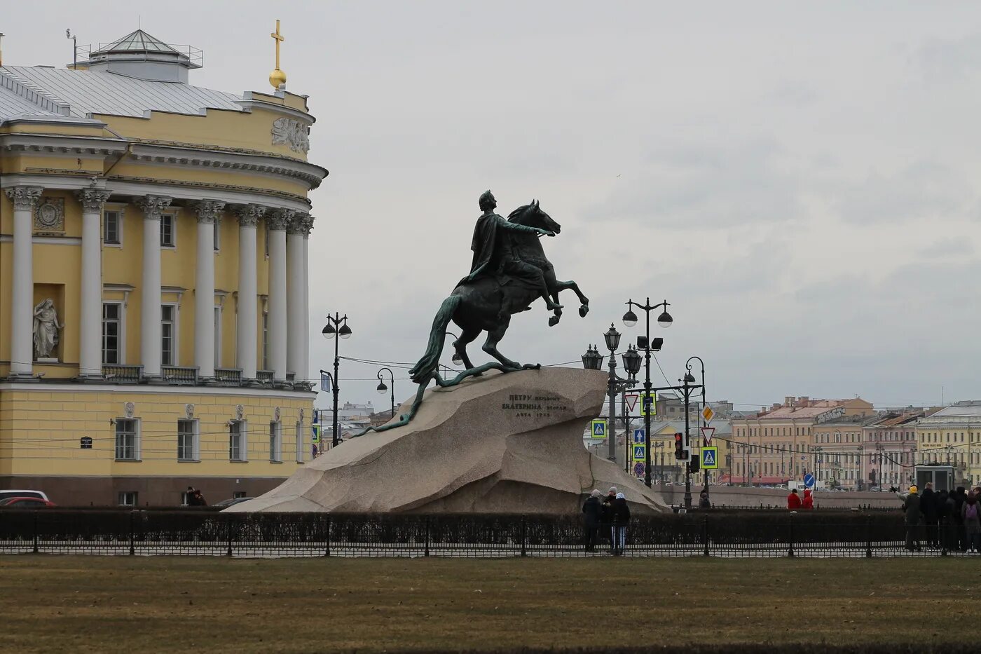 Спб первый. Медный всадник на Сенатской площади. Медный всадник, Санкт-Петербург, Сенатская площадь. Санкт-Петербург Сенатская площадь памятника медный всадник. Сенатская ПЛОЩАДЬПАМЯТНИК ПЕТРК.