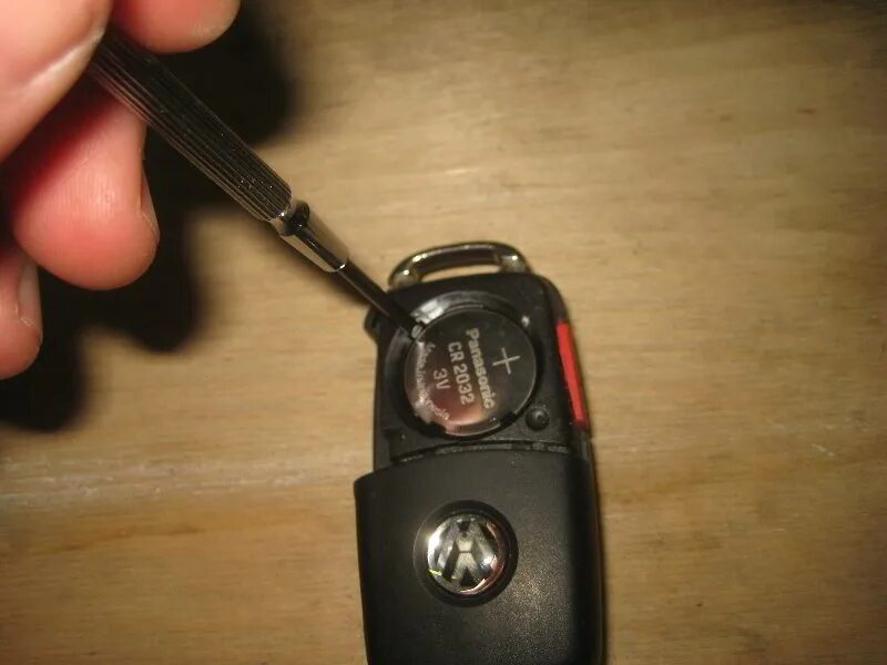 Батарейка для ключа Фольксваген Тигуан 2014. Батарейка для ключа VW Touareg 2010. Батарейка в пульт Фольксваген Тигуан. Фольксваген поло 2021 батарейка в ключ. Батарейка ключ volkswagen