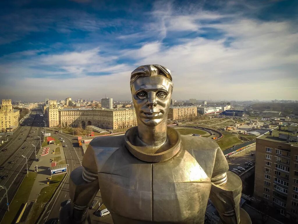 В каком городе памятник гагарину. Памятник Юрию Гагарину (Оренбург). Памятник Юрию Гагарину в Москве. Памятник Юрию Гагарину (Калуга). Памятник Юрию Гагарину в Москве на Ленинском проспекте.