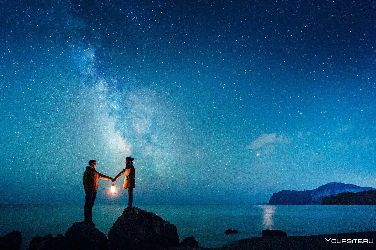Красивая ночь романтичные картинки. Влюбленные под звездным небом. Пара на фоне звездного неба. Ночное небо романтика. Ночь звезды романтика.