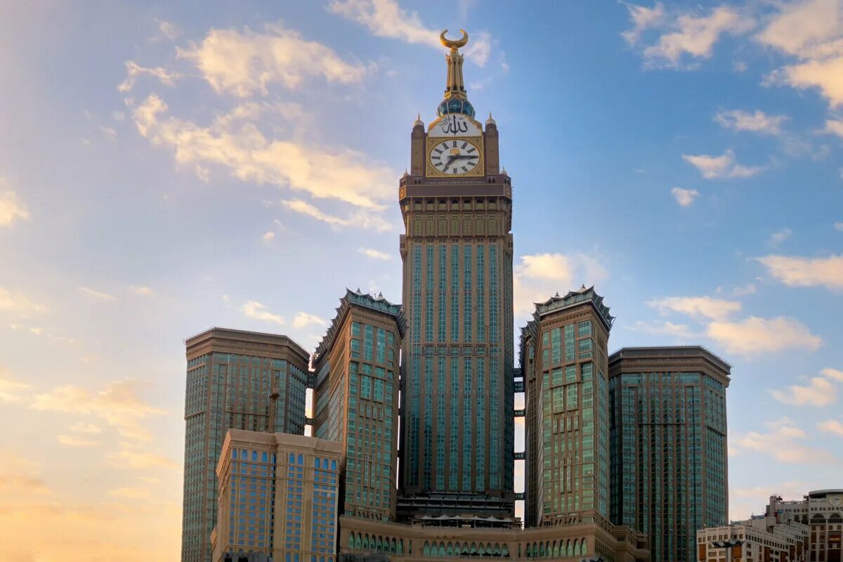 Башня Абрадж Аль-Бейт. Часовая башня Абрадж Аль-Бейт. Часовой башне Абрадж Аль-Бейт в Мекке. Брадж Аль-Бейт, Мекка, Саудовская Аравия.