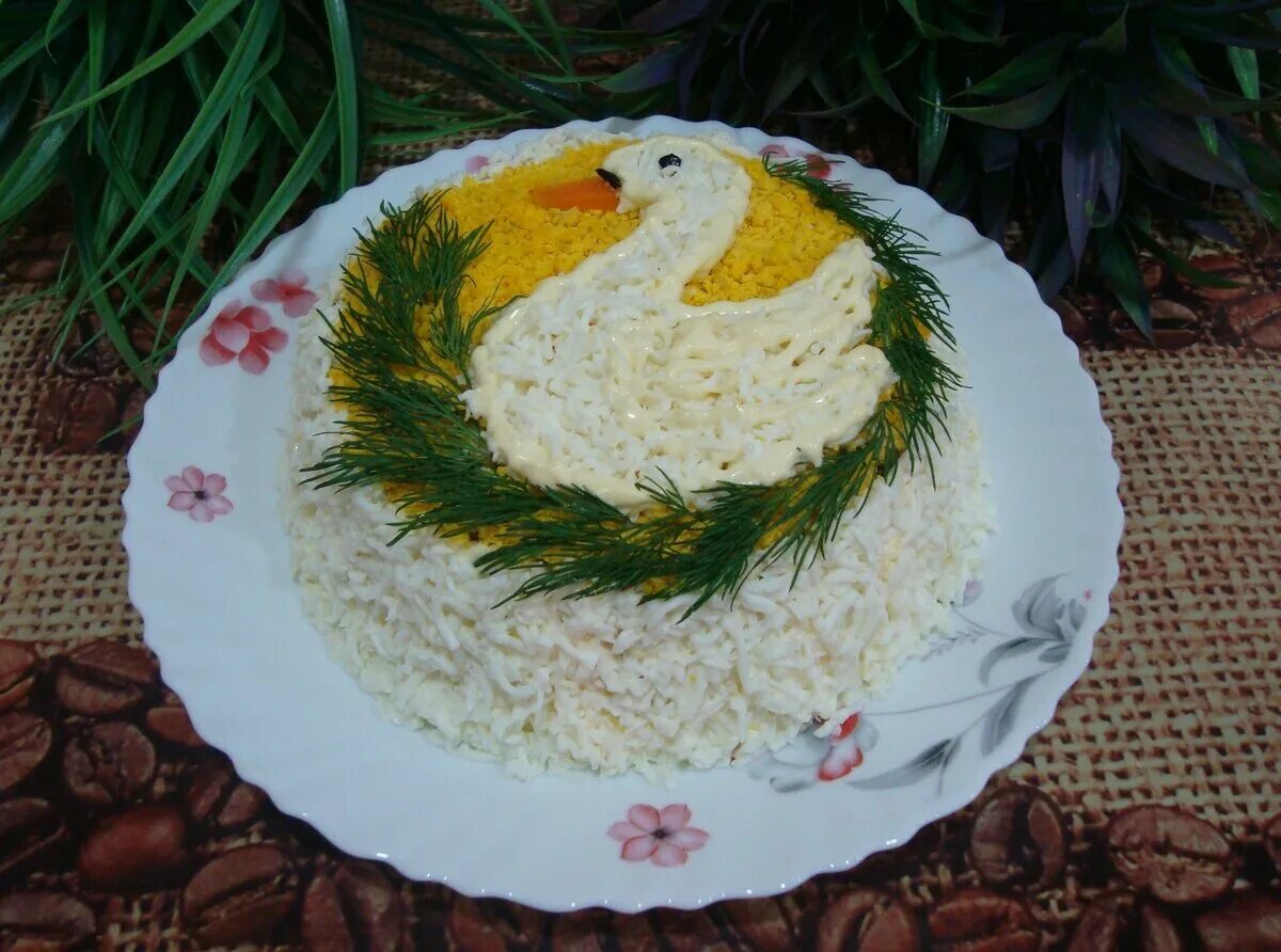 Салат белый лебедь с грибами и копченой курицей. Салат лебедь с копченой курицей. Украсить салат лебединый пух. Салат белый лебедь с копченой курицей. Салат белый лебедь.