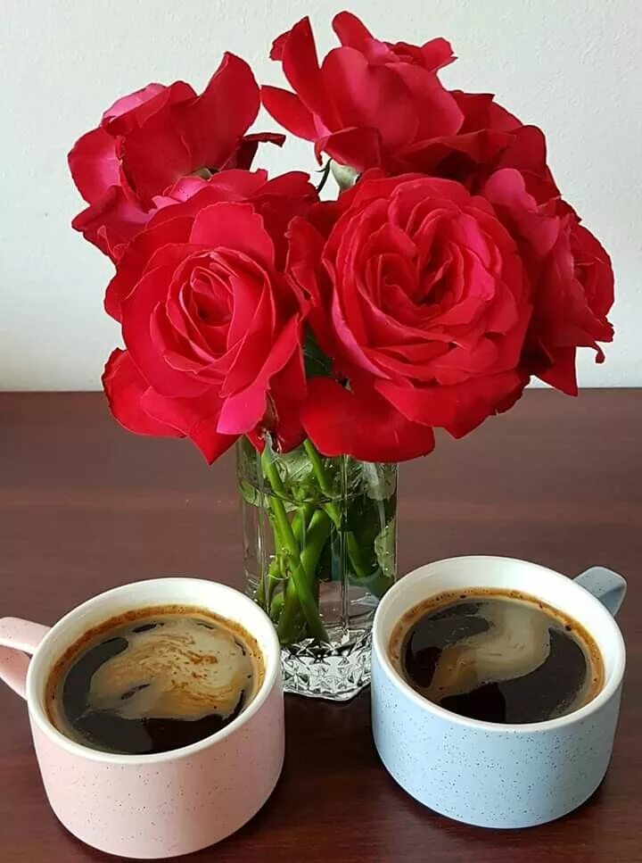 Картинка доброе утро с кофе и цветами. Чашечка кофе и букетик цветов. Чашечка кофе и цветы. Букет роз и чашечка кофе.