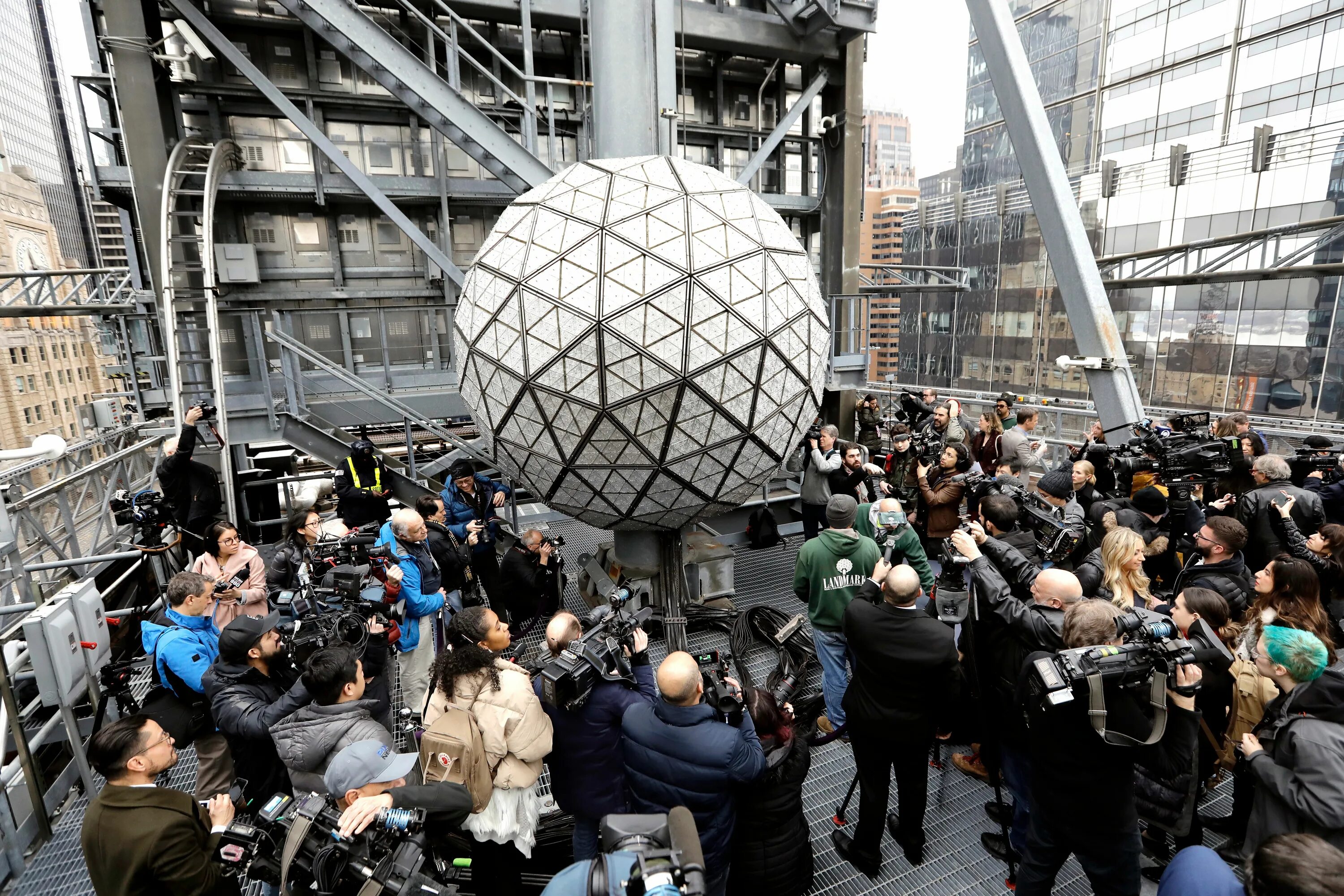 Время падения шара. Нью-Йорк Таймс сквер. Шар на Таймс-сквер в Нью-Йорке. Хрустальный шар на Таймс сквер. Ball Drop in times Square.