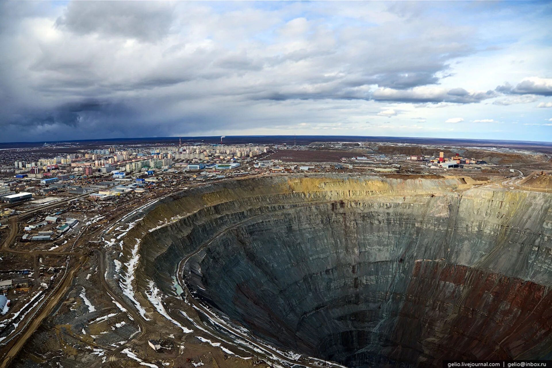 Города где добывают. Мирный Якутия. Кимберлитовая трубка мир город Мирный. Город Мирный кимберлитовая трубка. Кимберлитовая алмазная трубка «мир».