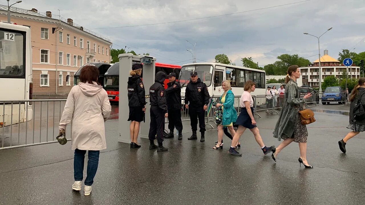 Отмена развлекательных мероприятий сегодня. Жители Карелии. Карелия люди. Петрозаводск люди. Петрозаводск жители фото.