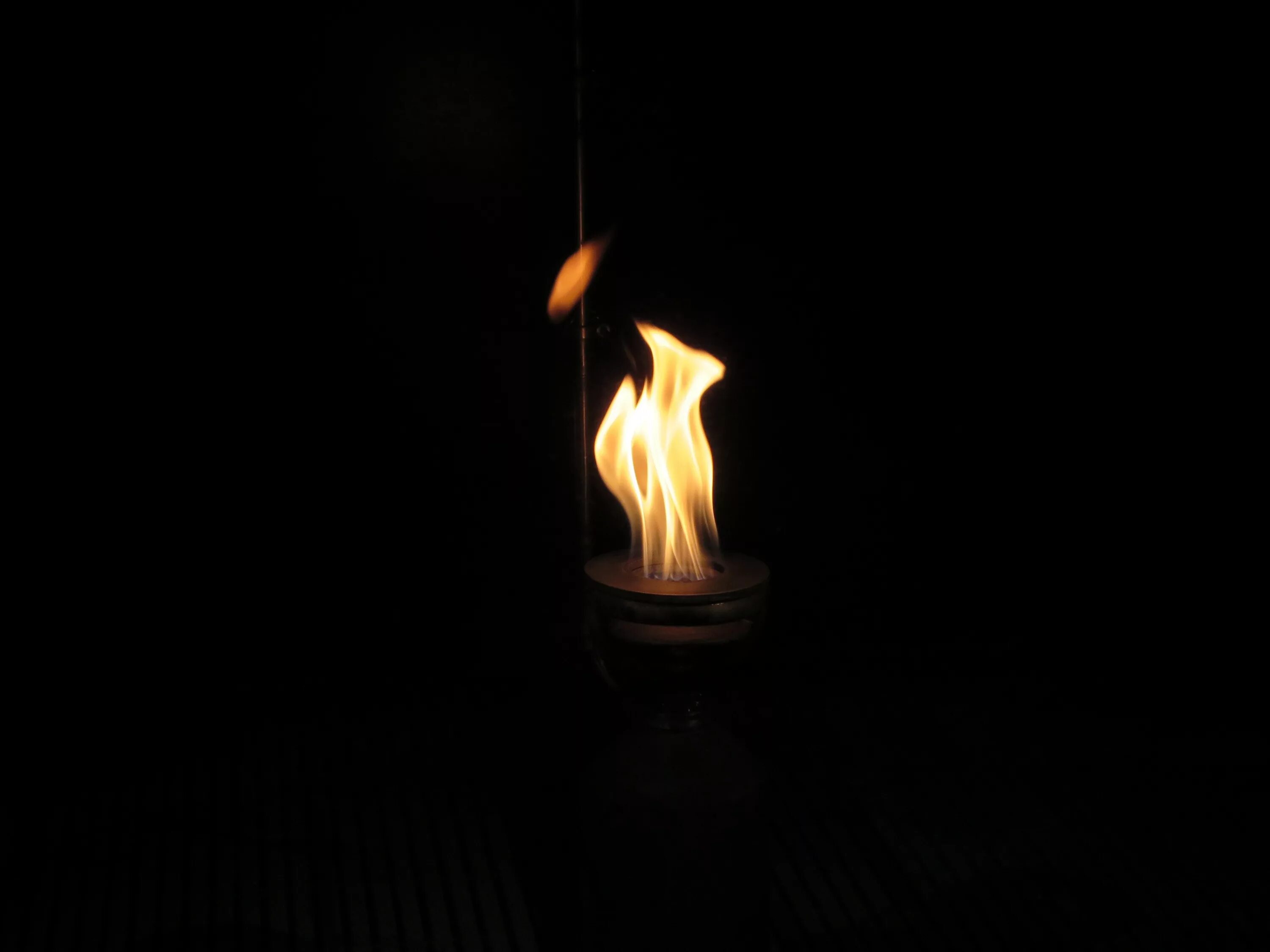 Свеча высокое пламя. Свеча в темноте. Огонь свечи. Факел в темноте. Свеча горит в темноте.