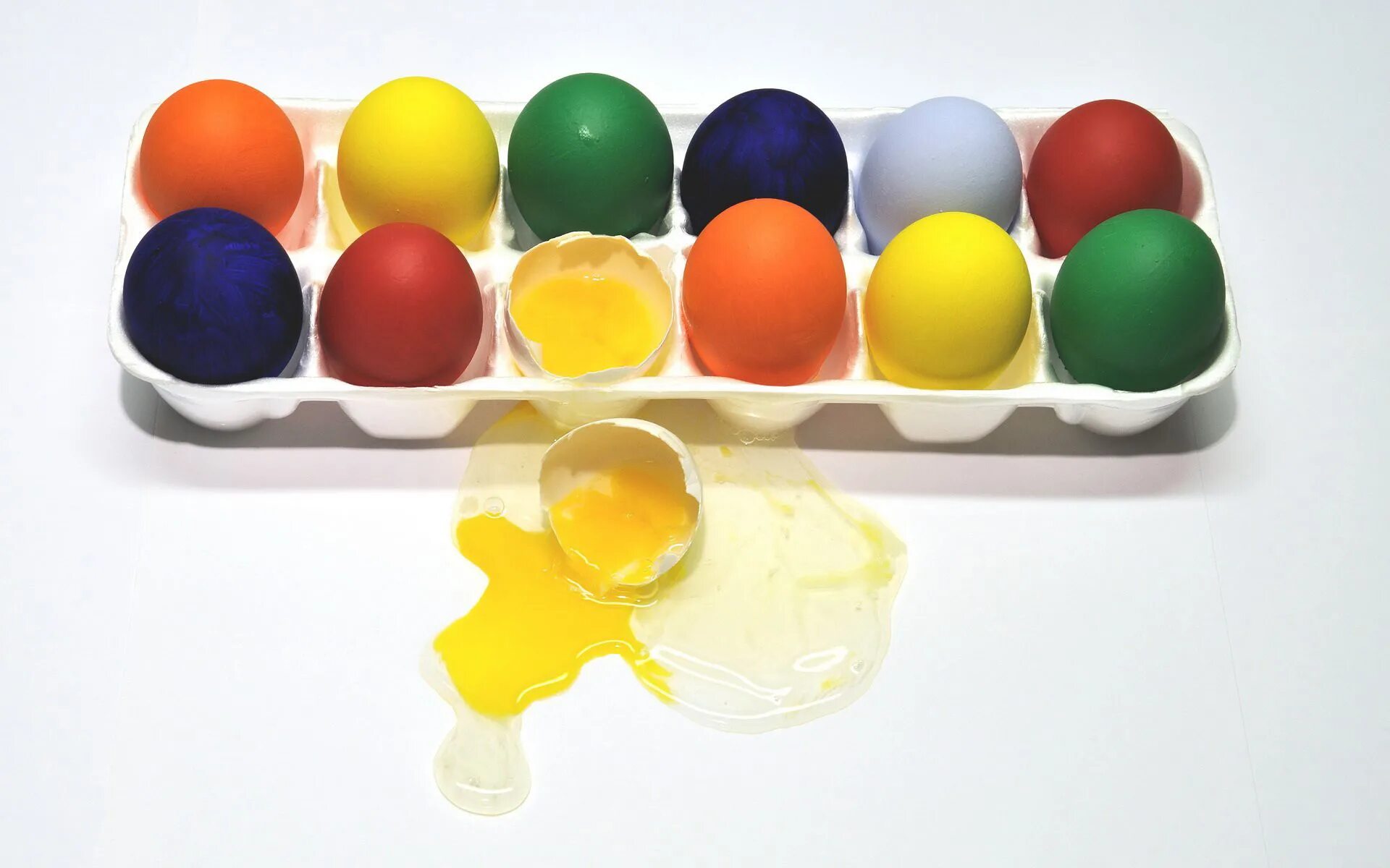 Краски на яичном желтке. Яйцо. Краска для яиц. Крашеные яйца на белом фоне. Краска для яиц разноцветные.
