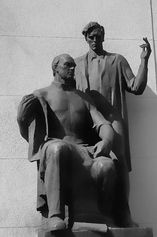 шадр скульптор рабочий и колхозница. комсомольск-на-амуре комсомольцам 30. советская скульптура 30-х годов. самохвалов метательница молота. скульптура мухиной рабочий и колхозница.