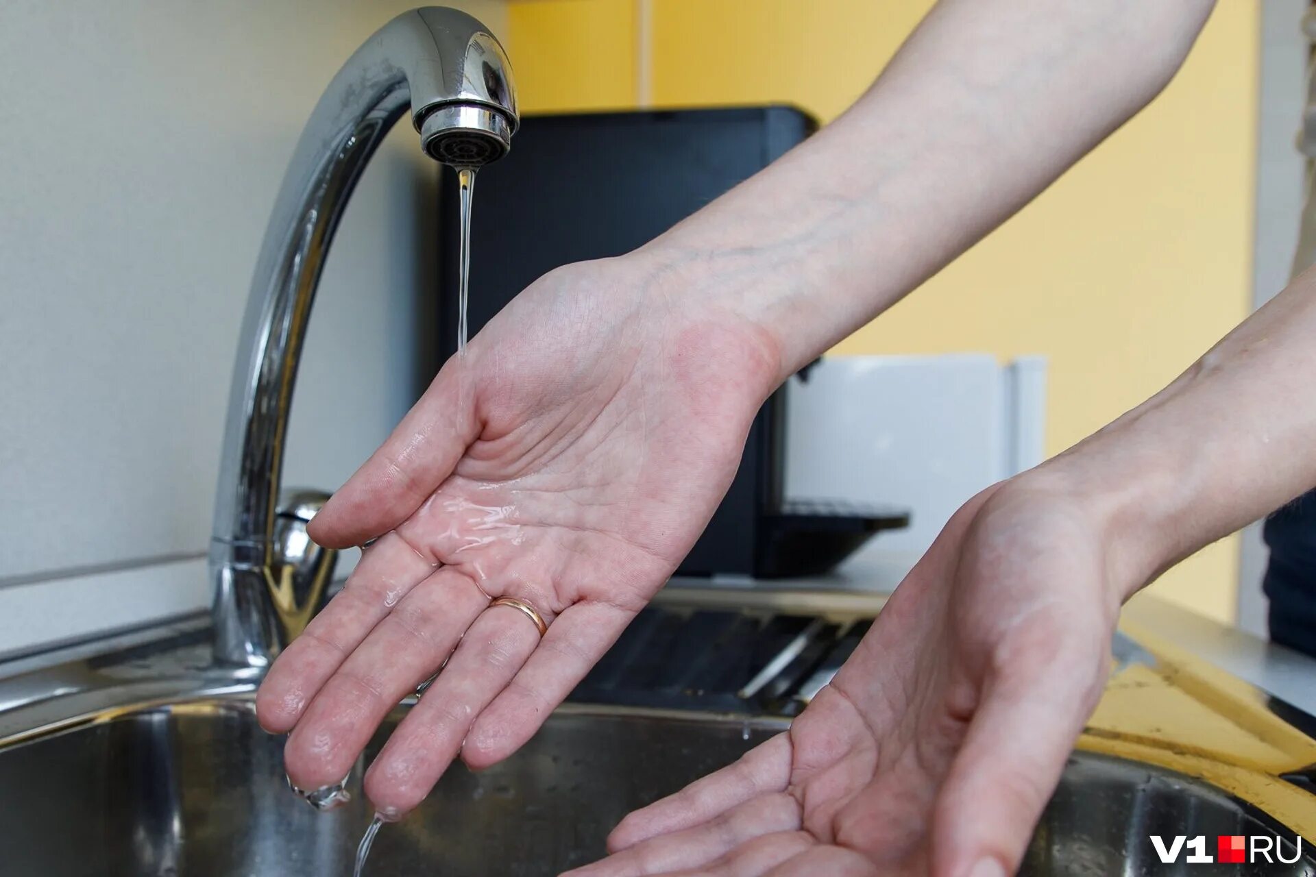 проточный водонагреватель в квартиру. моется в тазу. нагреватель воды проточный. в каких домах есть горячая вода. отключение воды.