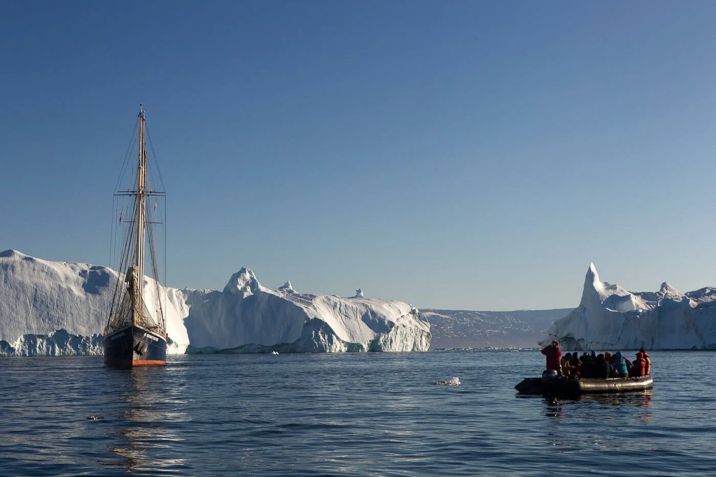 Парусник Айсберг Гренландия. Яхта в Северном Ледовитом океане. Круиз по Гренландии.