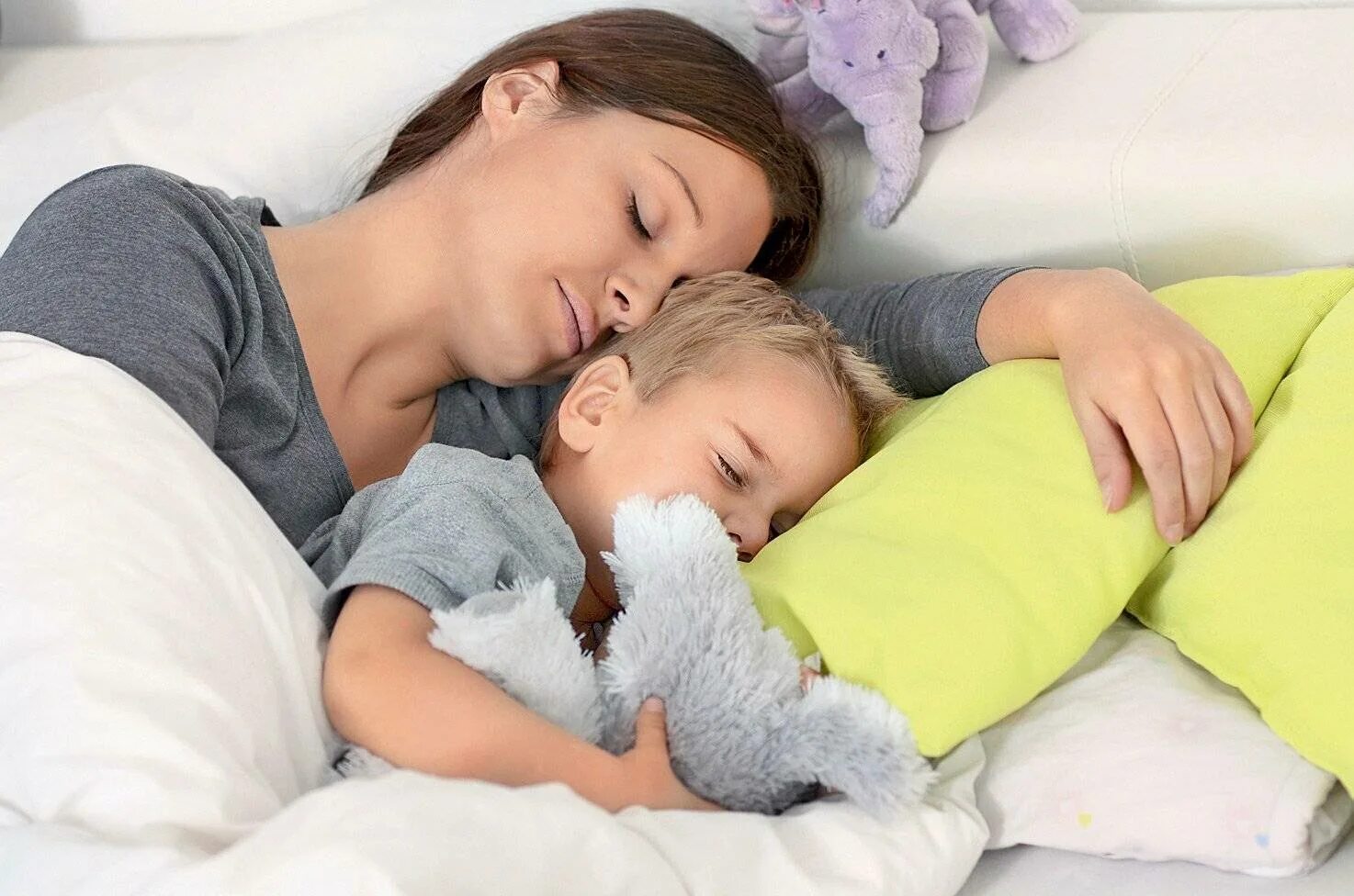 Мама с сыном спят в одной кровати. Сон ребенка. Мама укладывает малыша спать. Спящий ребенок.