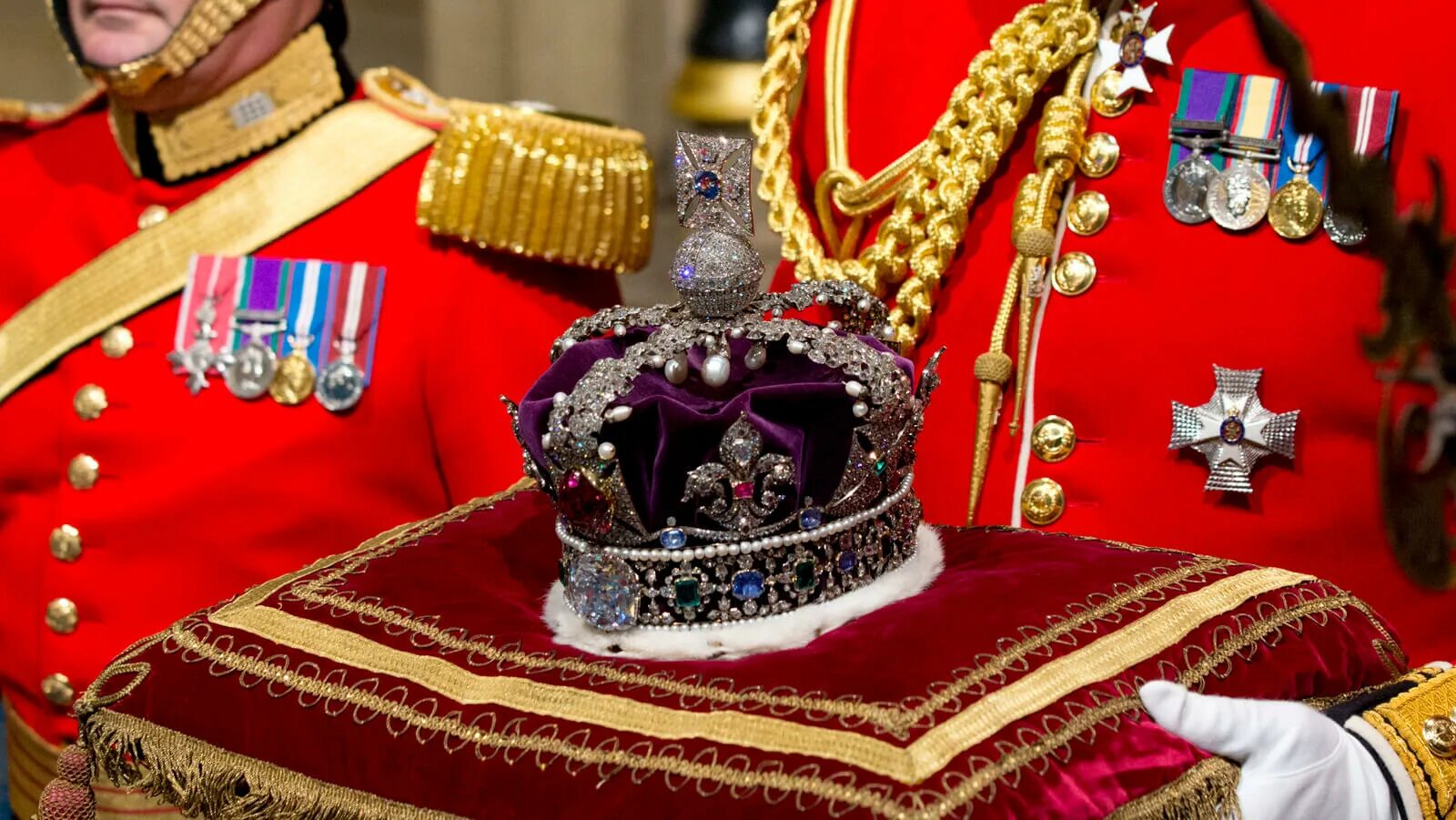 Наследник французского престола. Корона Елизаветы 2. Корона британской империи для коронации. Трон Англии.