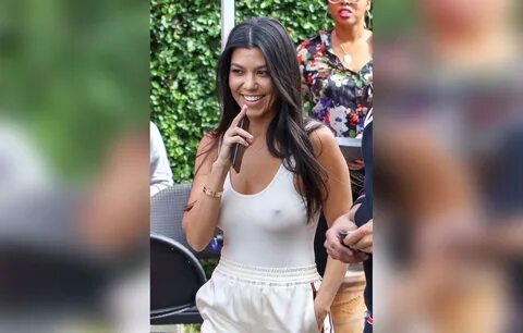 q_auto:420/v1457371951/kourtney-kardashian-suffers-a-nip-slip.png" wid...