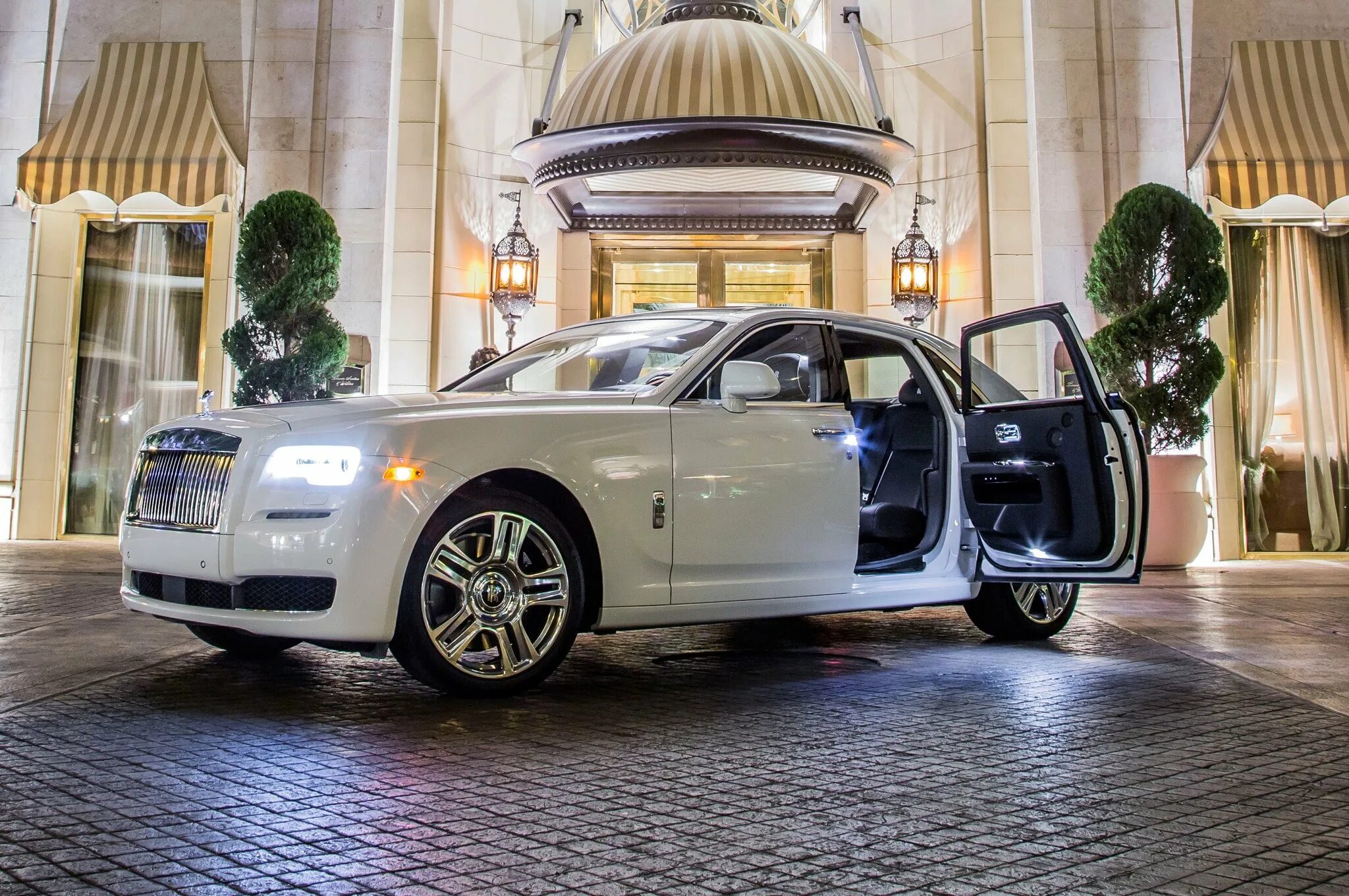 Роллс Ройс Фантом 2005. Роллс Ройс Успенской. Роллс Ройс 2007. Rolls-Royce Phantom — 33,85 млн руб.