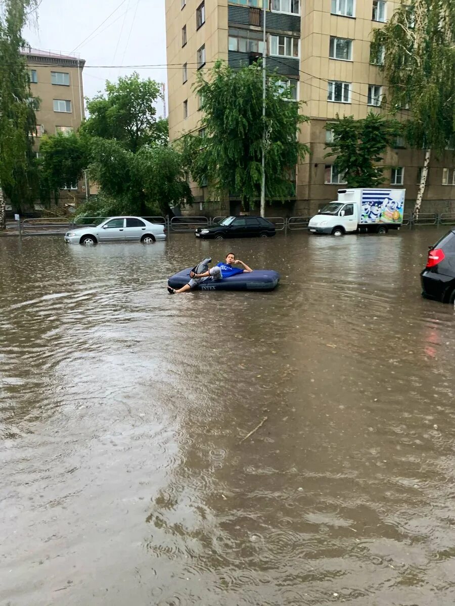 Был сильный ливень. Ливень. Сильный дождь. Наводнение дождь. Сильный ливень в городе.