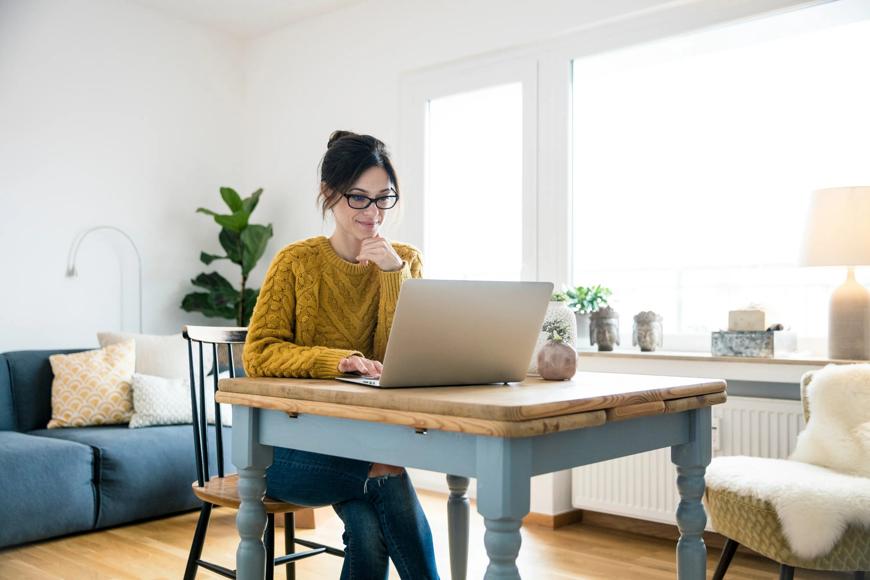 Творческий офис женщина. Women working from Home. Woman sitting at the Table working. Working at Home Covid 2020. Sit close