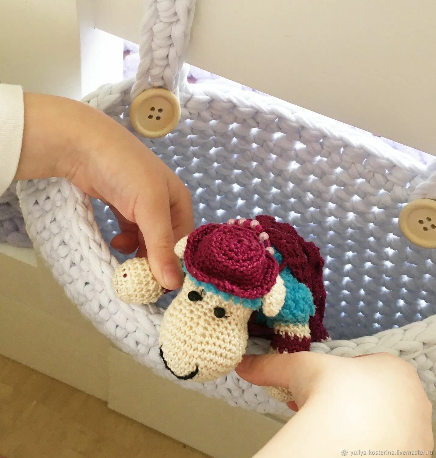 Подвесная корзина на кроватку из трикотажной пряжи. Корзинка для игрушек из трикотажной пряжи. Корзинка на кроватку из трикотажной пряжи. Подвесные вязаные корзины для хранения вещей. Корзинка на кроватку из трикотажной пряжи.
