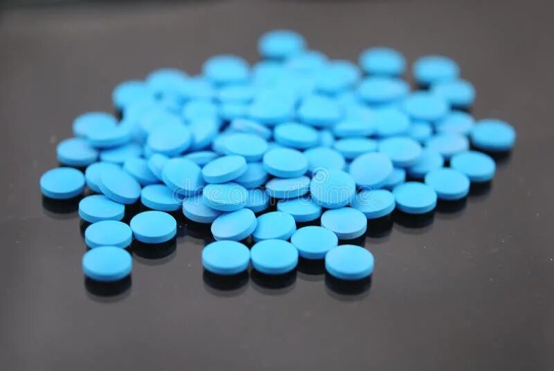Синие таблетки обезболивающие. Голубая круглая таблетка. Синие круглые таблетки обезболивающие. Обезболивающие таблетки голубого цвета. Голубые таблетки обезболивающие название.