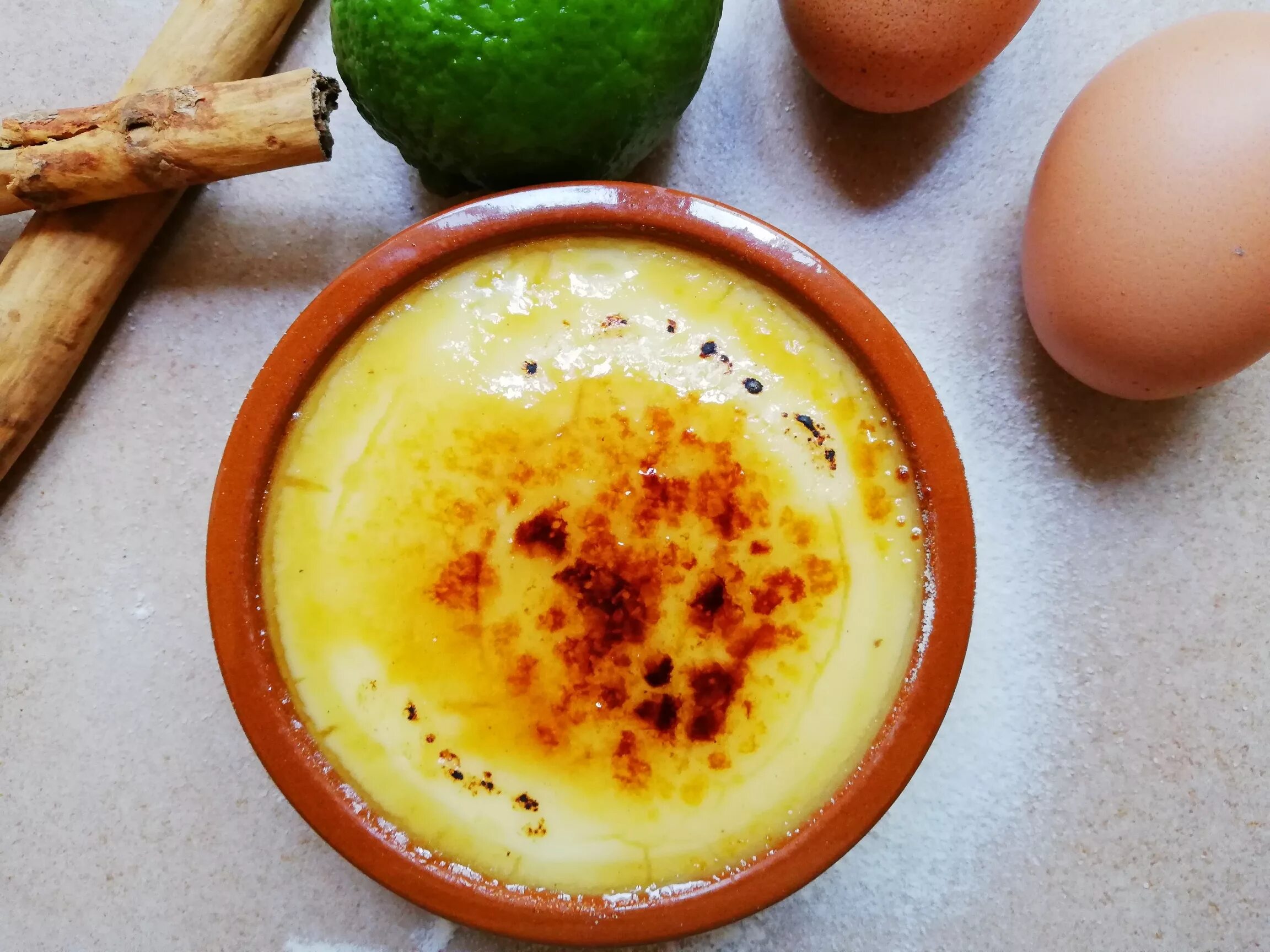 Crema Catalana десерт. Крем брюле Каталана. Испанский крем брюле. Каталонский крем классический. Крем каталана