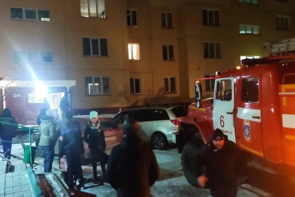 Этажи сгорел. Пожар в квартире Новосибирск. Пожарные Новосибирск. Дом 26 пожар в квартире. Новосибирск пожар в жилом доме.