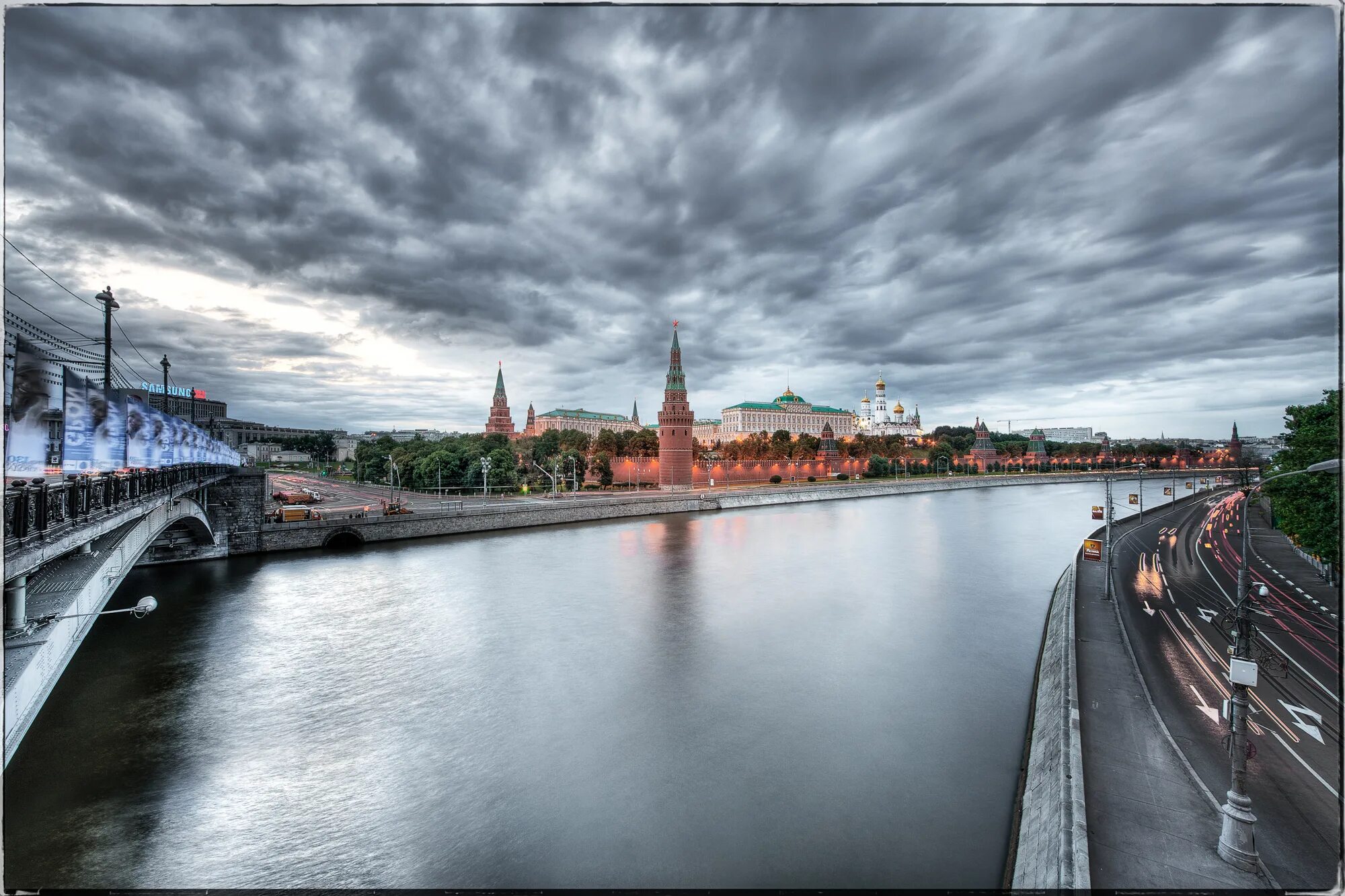 Москва размышления. Москва река вечером. Кремль HDR. Серый Кремль. Москва с воды.