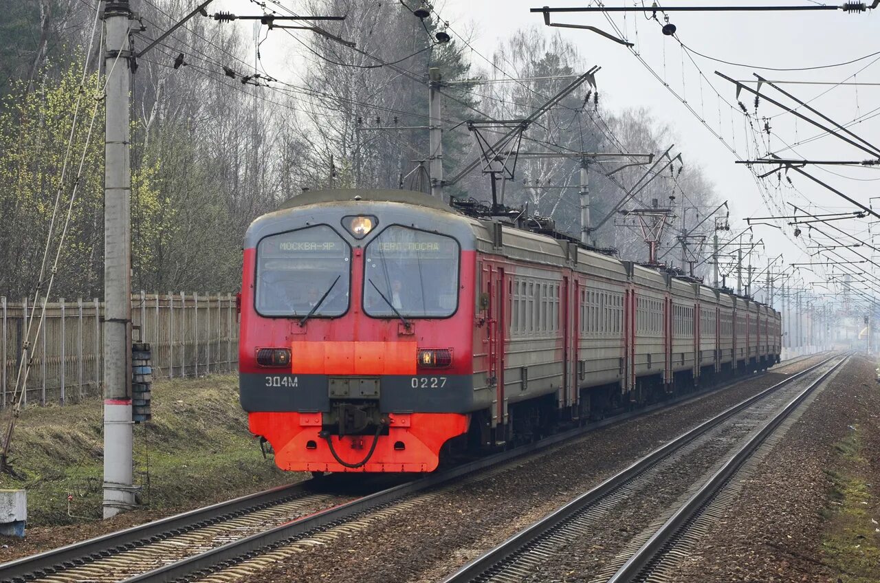 Эд4м 0227. Электричка эд4м экспресс. Российские поезда. Поезд на перегоне. Электрички софрино александров