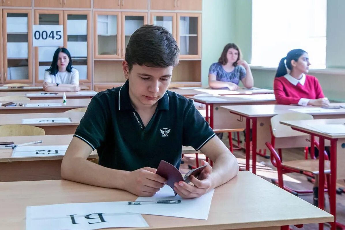 Школьники на экзамене. Известно когда будут экзамены. Егэ москва. Школьники на егэ. Экзамены в школе.