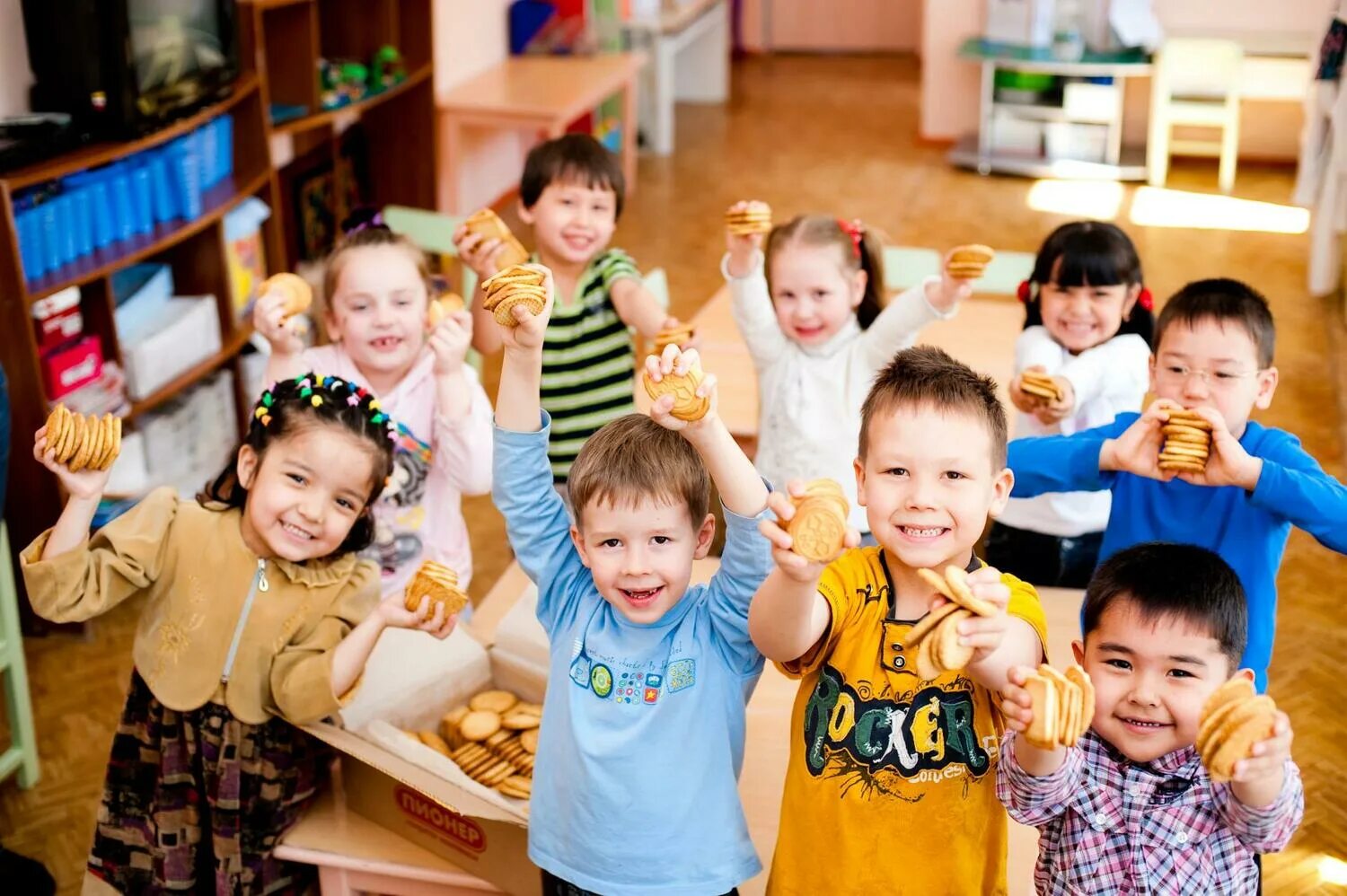 Дети в детском саду. Фото детей в детском саду. Счастливые дети в детском саду. Детям о Казахстане в детском саду.