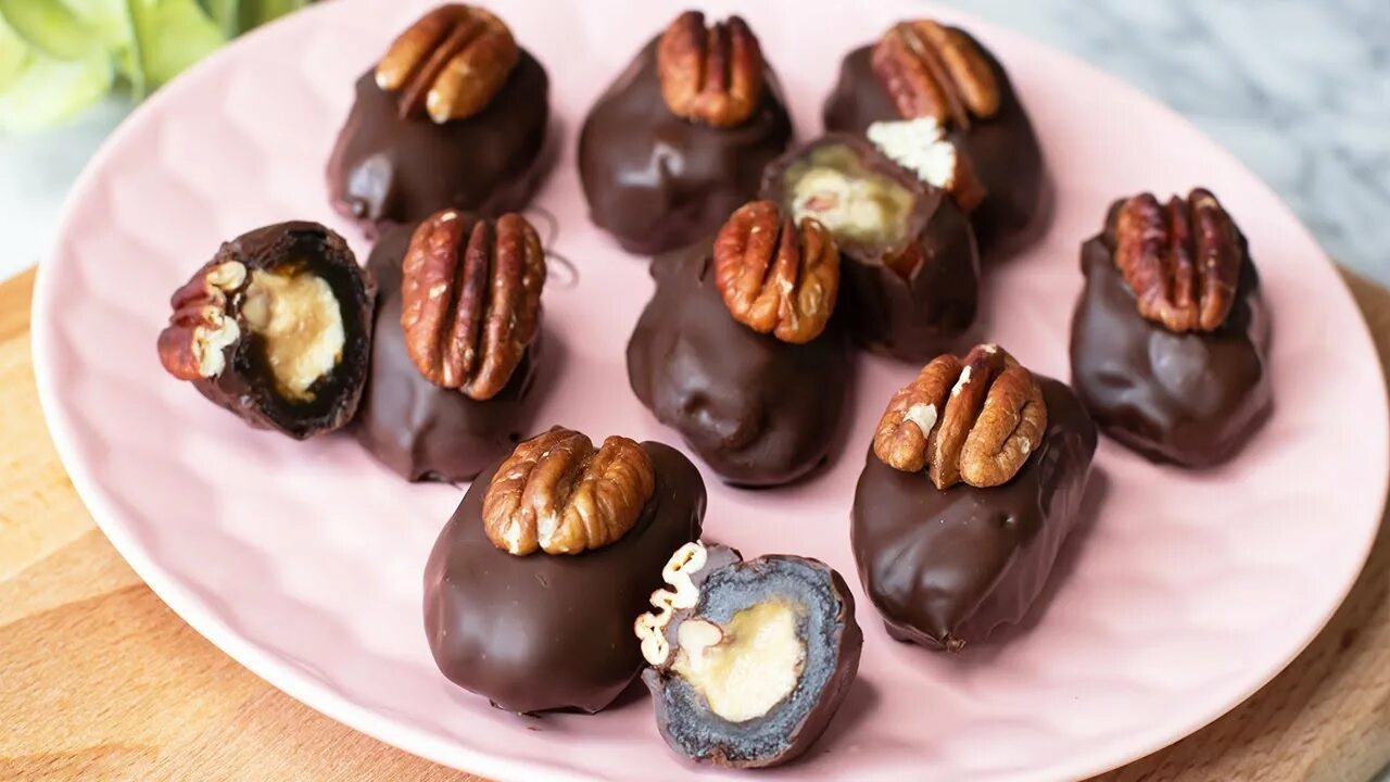 Конфеты с финиками и орехами. Финики фаршированные орехами. Конфеты финик с орехом в шоколаде. Египетские финики в шоколаде. Конфеты с финиками и орехами.