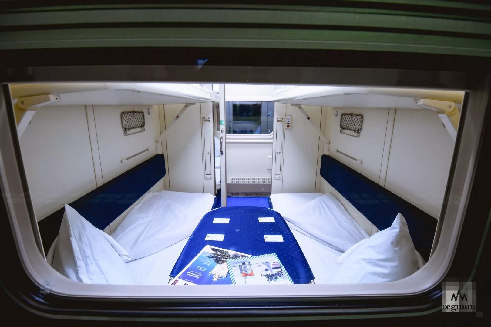 Двухэтажный вагон ржд внутри. Аэробус а380 салон. Внутри 2 х. Двухэтажный вагон ржд купе. Пассажирские купейные двухэтажные вагоны ржд.