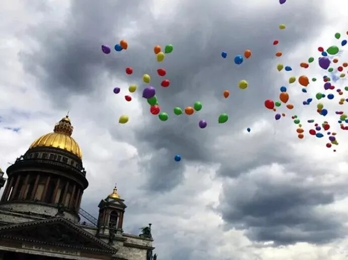 Музей воздушных шаров в санкт петербурге. Воздушные шары над Петербургом. Воздушные шарики над Петербургом. Воздушный шар над Петербургом. Воздушный шар над Питером.