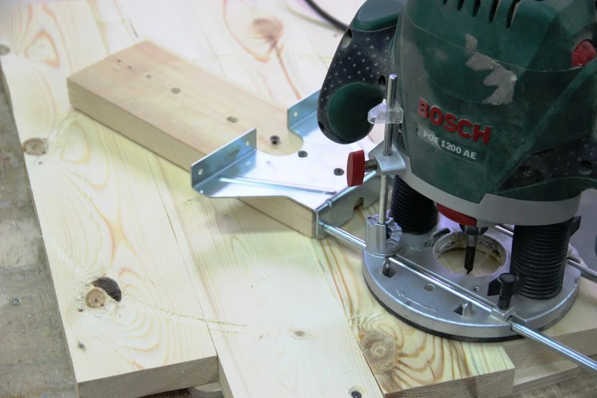 Фрезерный стол для ручного фрезера бош 1200. Циркуль для фрезера makita 0700. Фрезерование под углом. Фрезерование отверстий. Циркуль для фрезера макита 2301.