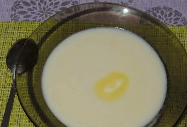 Манная крупа на 1 литр молока. Вкусная манная каша на молоке. жидкая манка на молоке. манная крупа каша на молоке. жидкая манная каша с комочками.